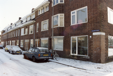 832752 Gezicht op de huizen Zijldiepstraat 10 -lager te Utrecht, met rechts het hoekhuis Merwedekade 222.